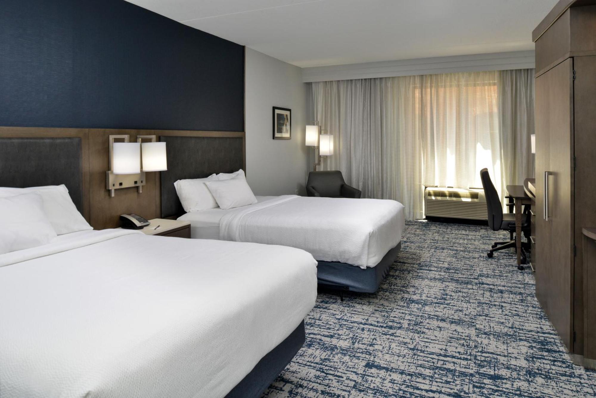 Отель Courtyard By Marriott Wilmington Downtown/Historic District Экстерьер фото