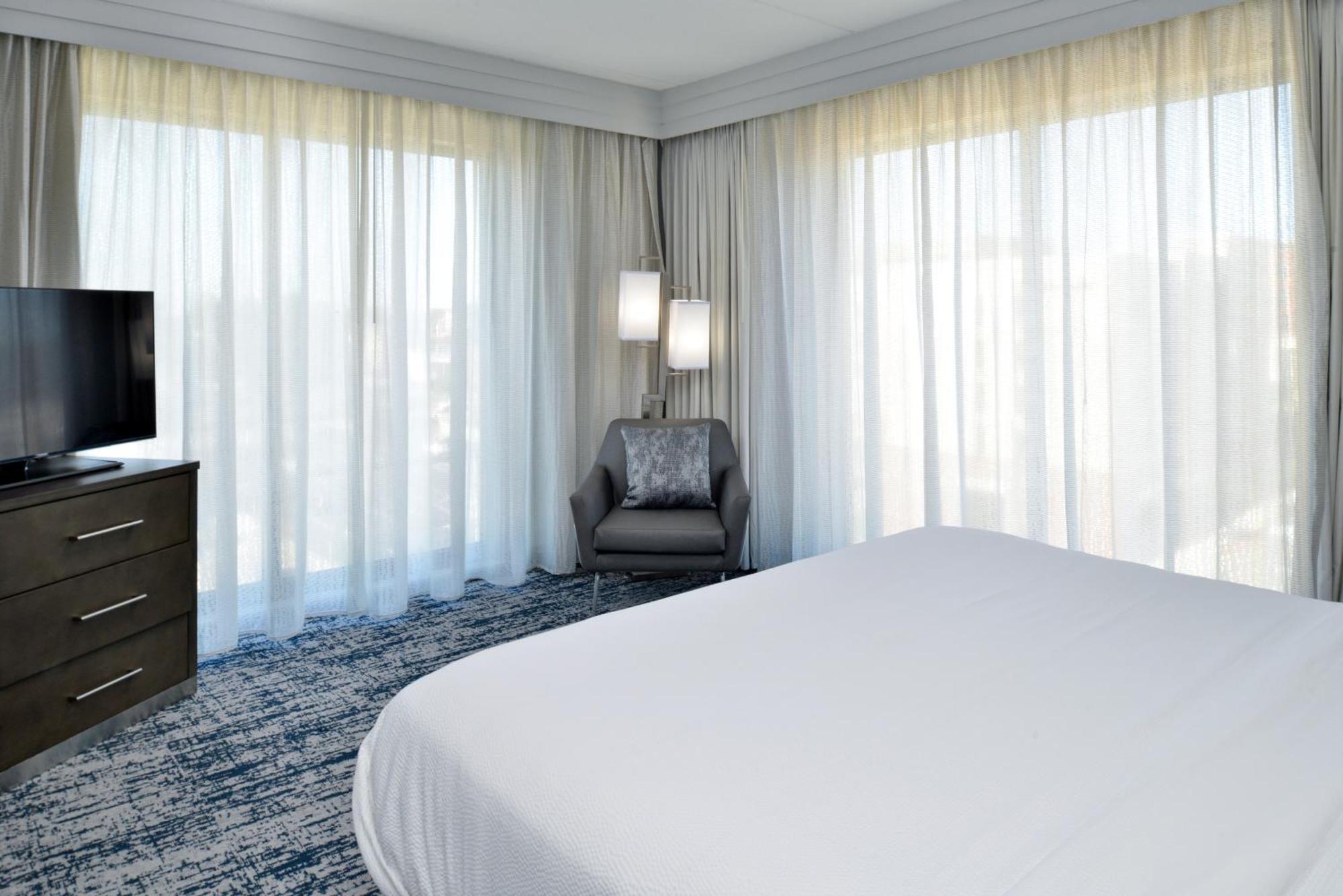Отель Courtyard By Marriott Wilmington Downtown/Historic District Экстерьер фото