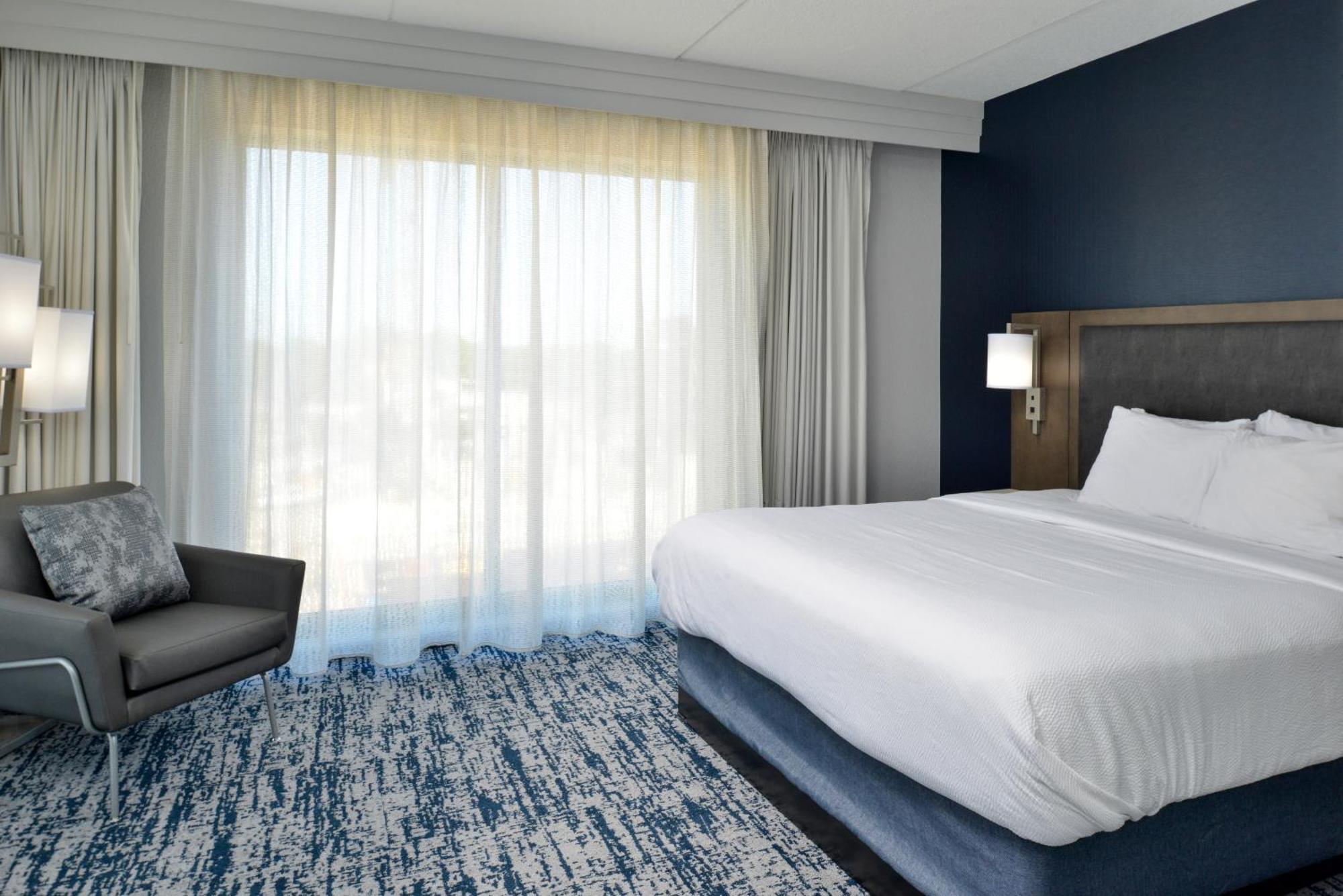 Отель Courtyard By Marriott Wilmington Downtown/Historic District Экстерьер фото