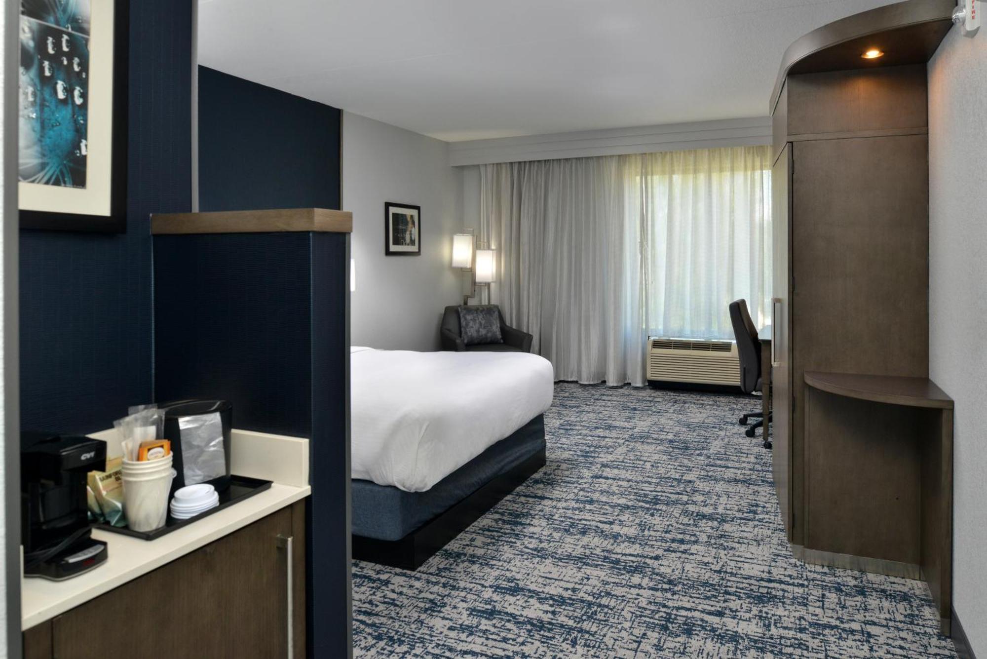 Отель Courtyard By Marriott Wilmington Downtown/Historic District Экстерьер фото