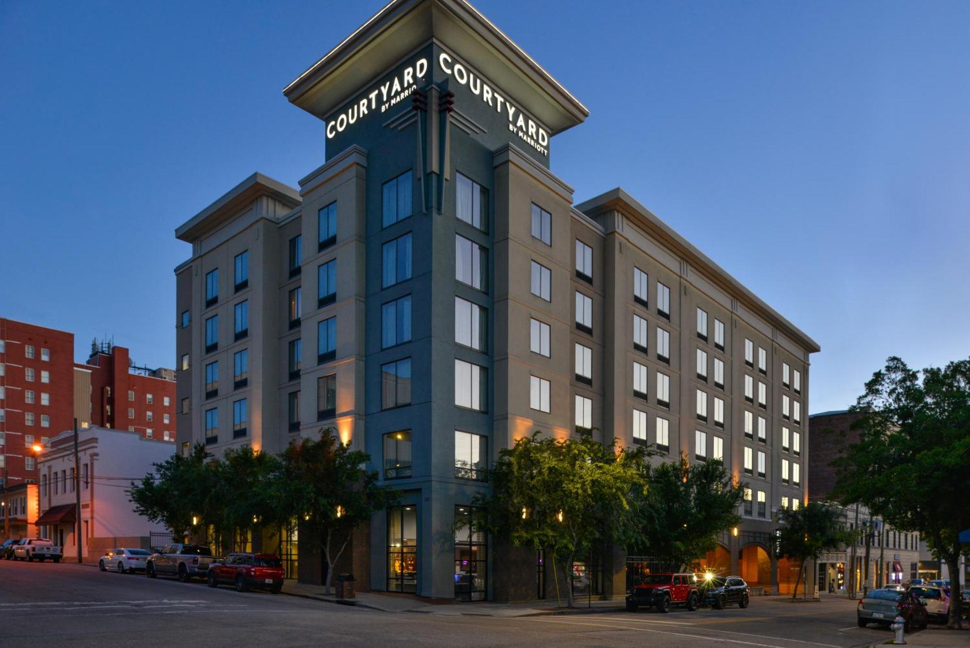 Отель Courtyard By Marriott Wilmington Downtown/Historic District Экстерьер фото