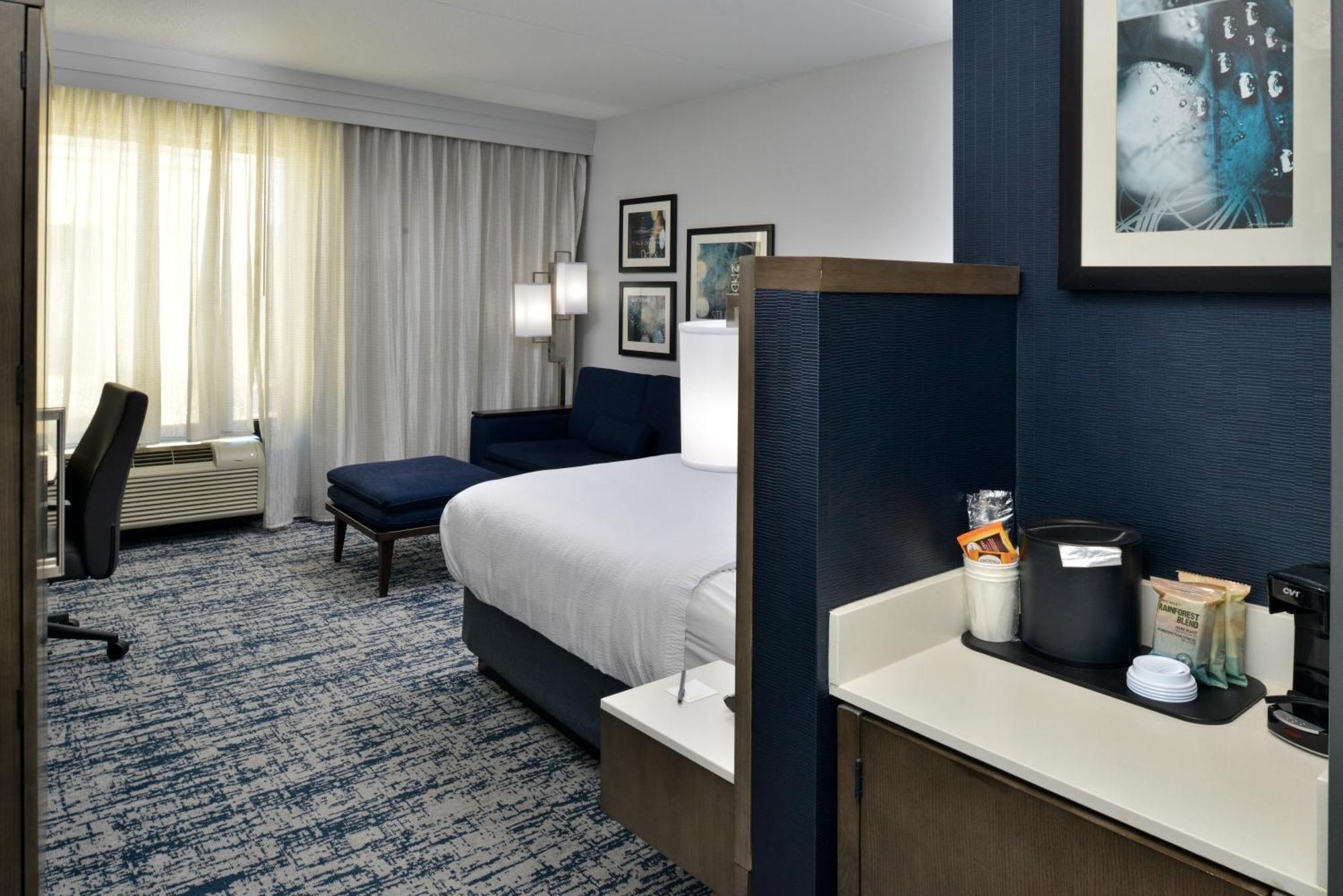 Отель Courtyard By Marriott Wilmington Downtown/Historic District Экстерьер фото
