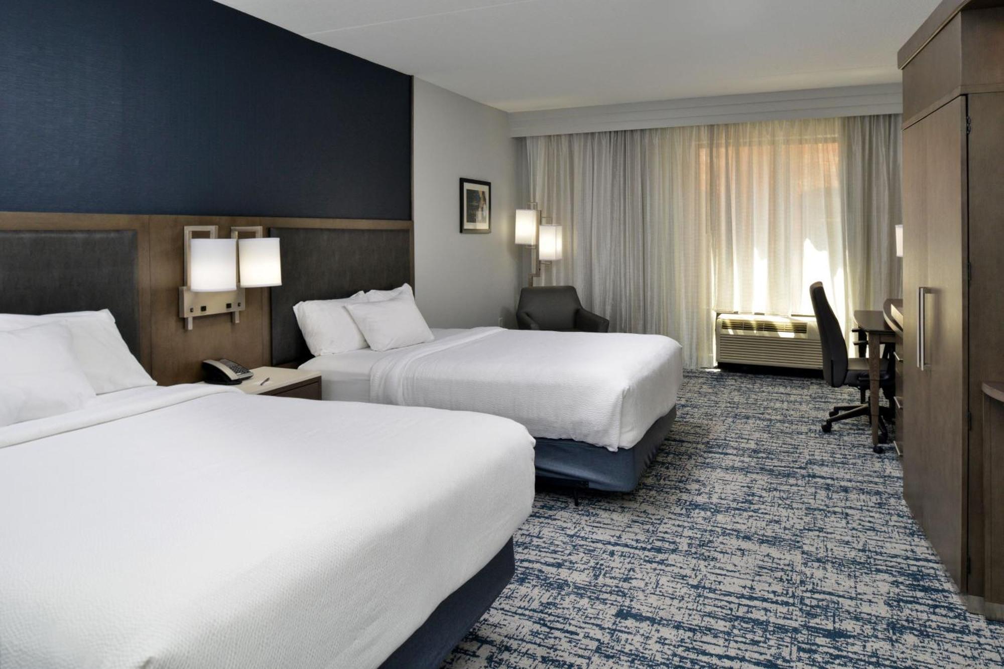 Отель Courtyard By Marriott Wilmington Downtown/Historic District Экстерьер фото