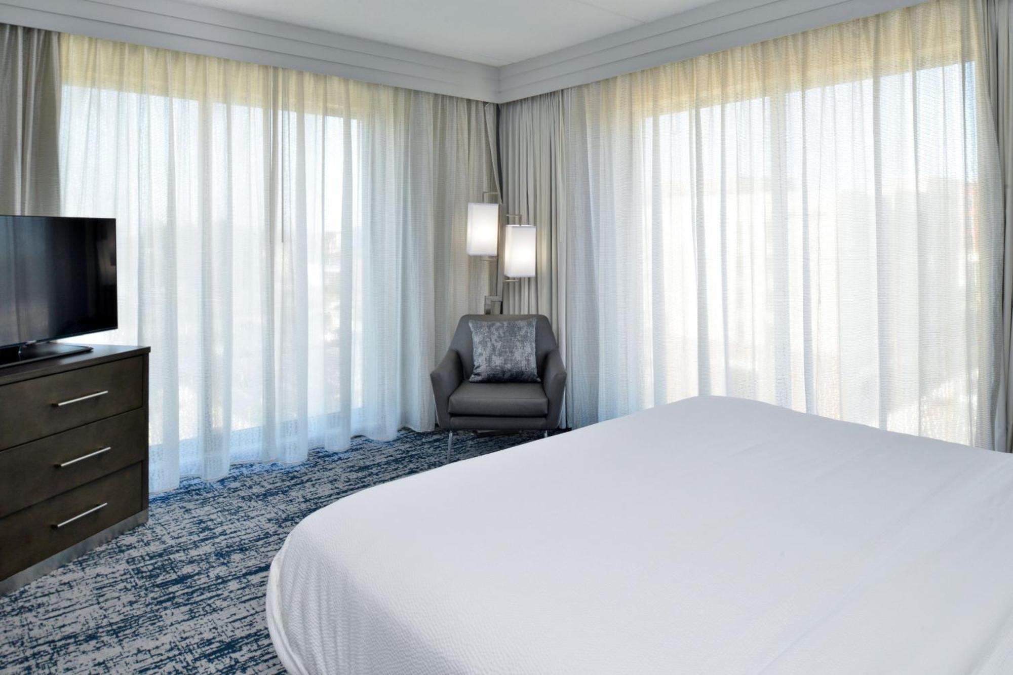 Отель Courtyard By Marriott Wilmington Downtown/Historic District Экстерьер фото