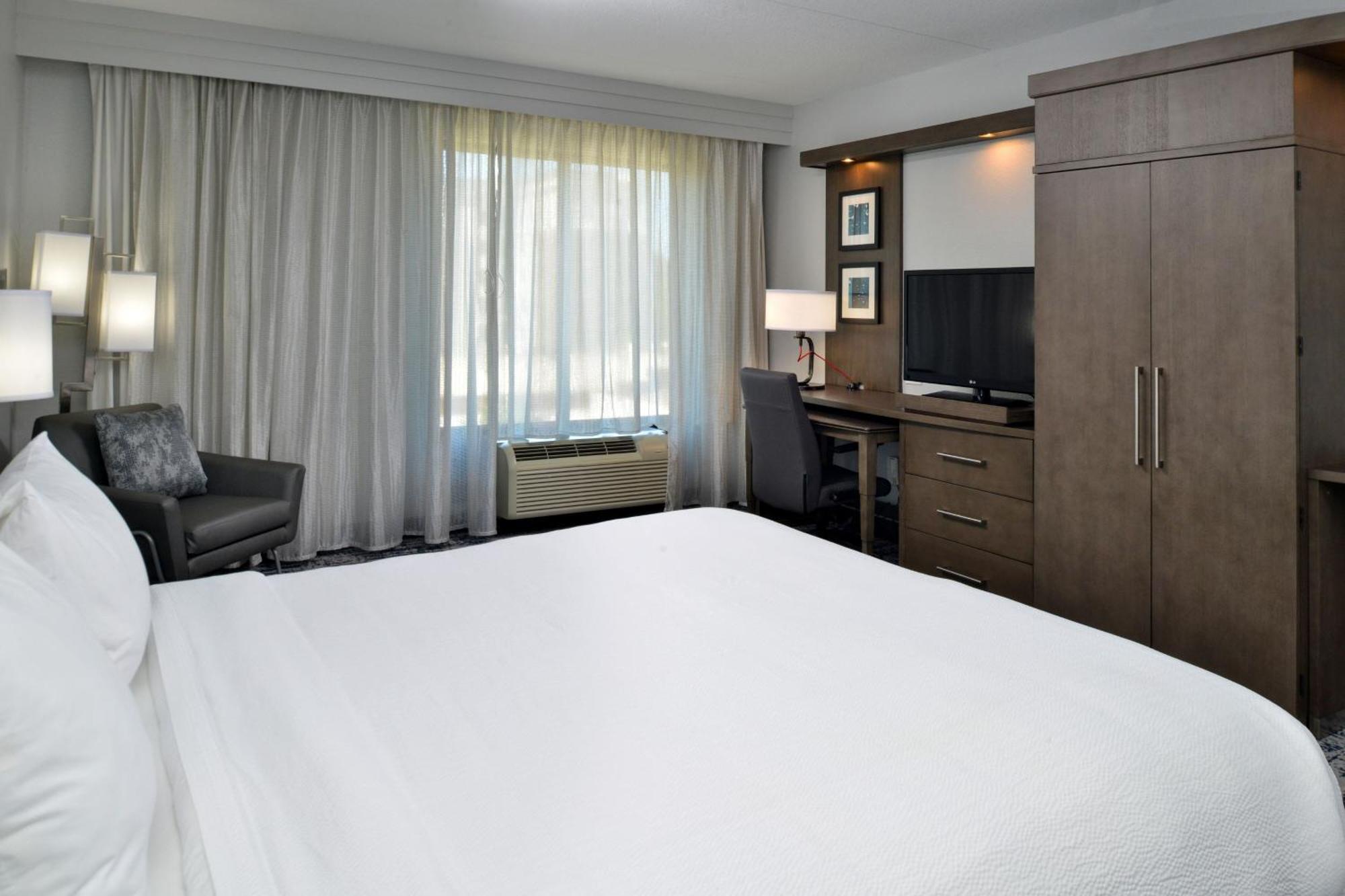 Отель Courtyard By Marriott Wilmington Downtown/Historic District Экстерьер фото